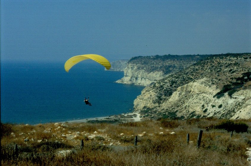 Ein Drachenflieger an der zypriotischen Westkste bei Kourion im November 1996