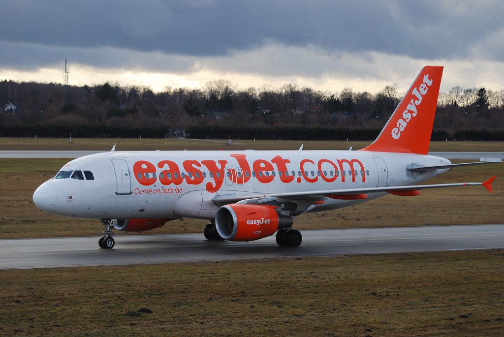 Ein Easyjet Airbus A319 nach der Landung in Hamburg Fuhlsbttel am 14.03.10