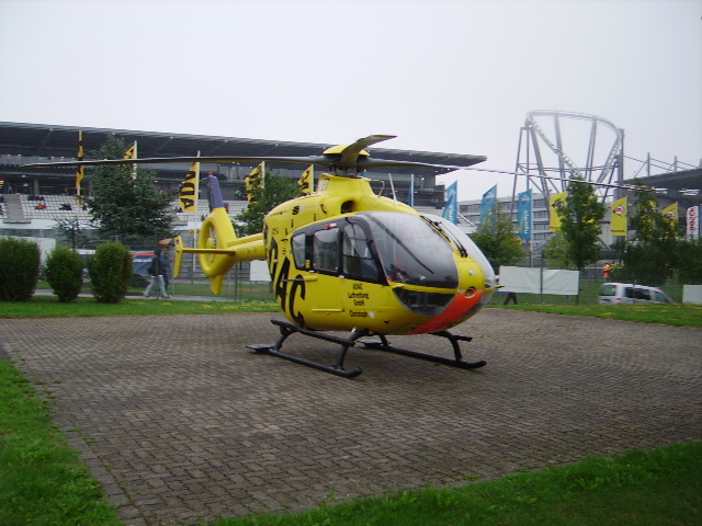 Ein EC 135 der ADAC Luftrettung am Nrburgring beim DTM Rennen am 08.08.10
