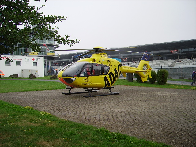 Ein EC 135 des ADAC am Nrburgring beim DTM Rennen am 08.08.10