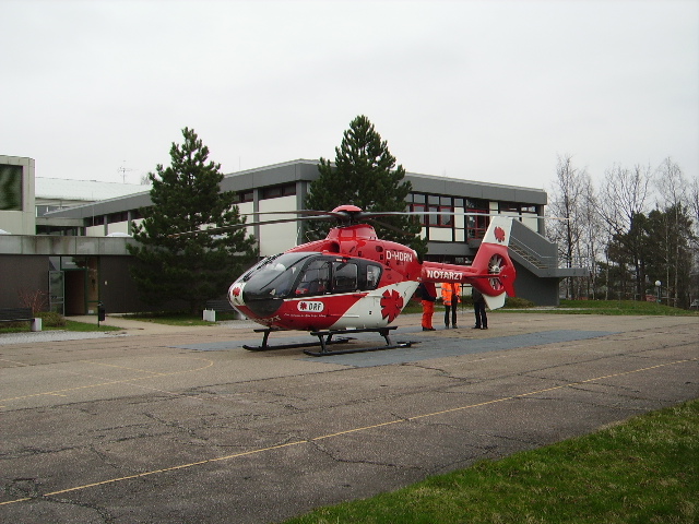 Ein EC 135 des DRF in Karlsbad Langensteinbach beim SRH Klinikum am 01.04.09
