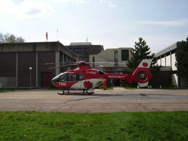 Ein EC 135 in Karlsbad-Langensteinbach am 07.04.09