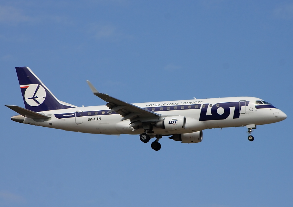 Ein Embraer von LOT im Anflug auf Frankfurt (Main) am 15 August 2012