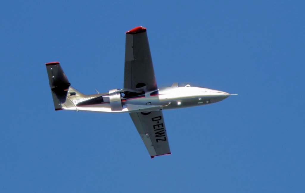 Ein Fanjet 600, ein auf Zukunft ausgerichteter militrischer Jettrainer, ber Kchersberg am 24.9.2011. 