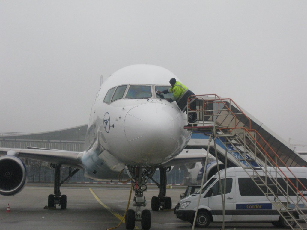 Ein Flughafen-Mitarbeiter in Frankfurt am Main putzt die Frontfenster einer Boeing 757 der Condor (6. Februar 2010)