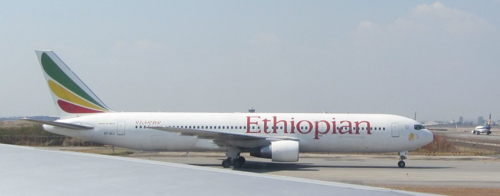 Ein Flugzeug der ETHIOPIAN am 6.1.2012 am Suvarnabhumi Airport in Bangkok.