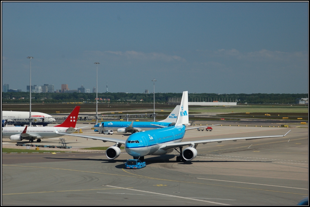 Ein Flugzeug von KLM (Airbus A330-200?) war am 16. Juni 2010 unterwegs auf dem Flughafen Schiphol / Amsterdam (AMS).