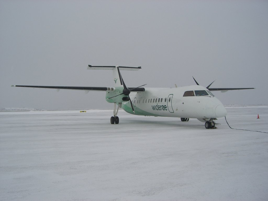 Ein Flugzeug der Wideroe auf dem Flughafen in Kirkenes am 02.03.2007 bei geschlossener Schneedecke