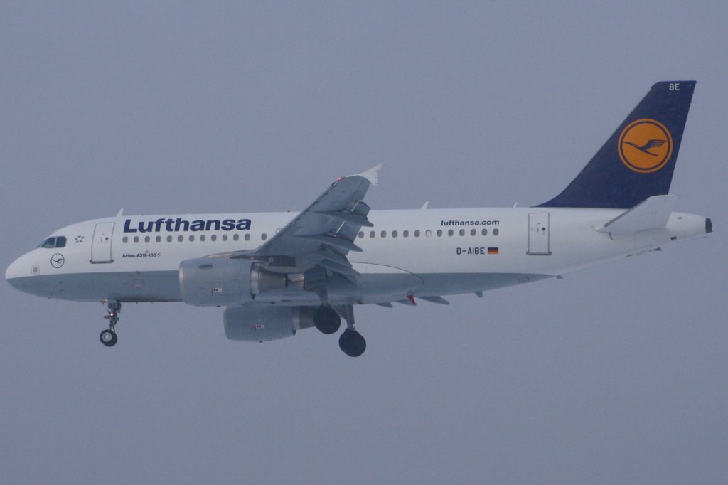 Ein ganz neuer Airbus A319-100 der Deutschen Lufthansa kurz vor der Landung in Frankfurt am Main am 4. Januar 2011. Die Registration des Flugzeugs lautet D-AIBE. Vor mehreren Jahren trug diese Registrierung ein Airbus A340-211 der Lufthansa.
 
