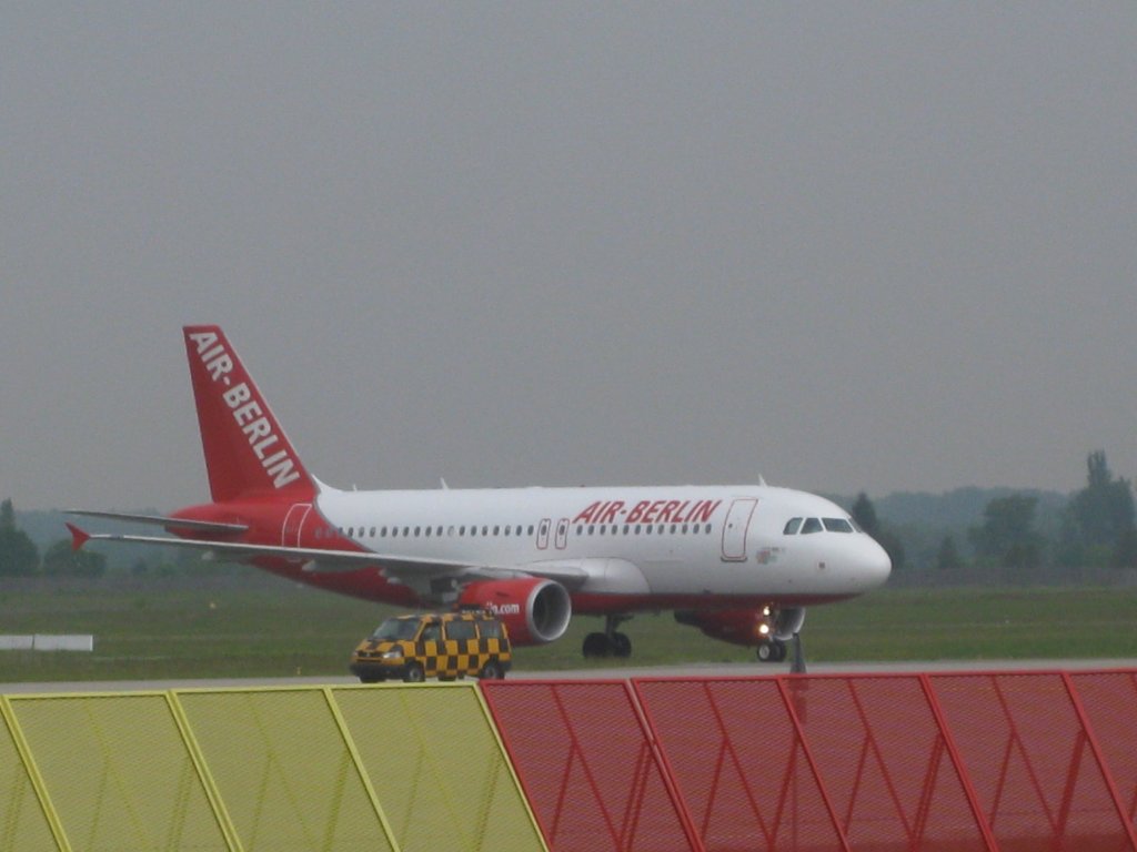 Ein gerade eben gelandeter Airberlin-A319 folgt dem Follow-me-Bus zur Parkposition auf dem Vorfeld des Flughafens Karlsruhe/Baden-Baden
(08.05.2010)