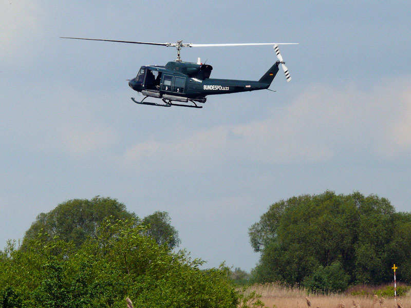 Ein Hubschrauber (Typ …?) der Bundespolizei bei einer bung an der Elbe bei Hoopte (2); 17.05.2010
