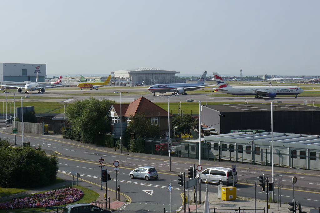Ein letzter Blick aus unserem Hotelfenster um 11 Uhr auf die Startbahn 27R. Ja, es ist immer etwas los in den Vormittagsstunden. Wir wollen noch nach York, aber mit dem Auto. Das war es aus London am 31.7.2011. 