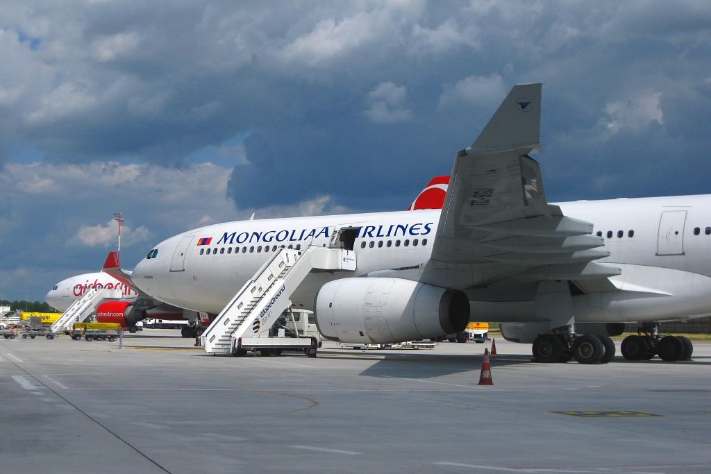 Ein MIAT Mongolian Airlines-Airbus A330 und einer von Air Berlin in Berlin-Tegel (19.08.10)