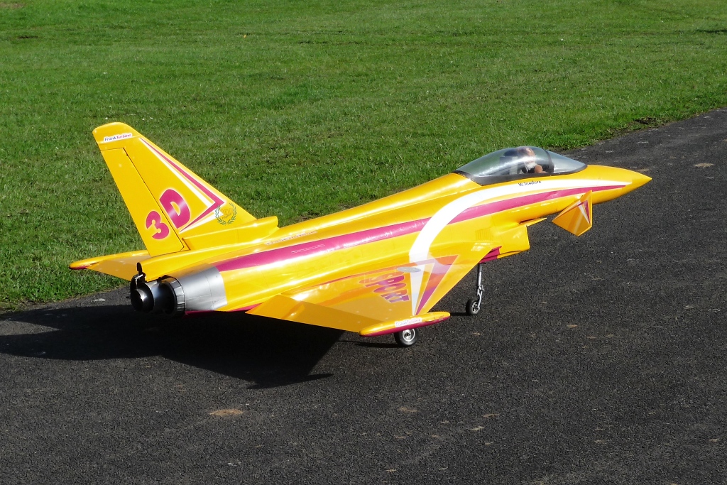 Ein Modell des Eurofighters - mit echter Turbine - rollt zum Start der  Flugvorfhrungen auf dem Flugplatz Niershorst am 11.9.2010