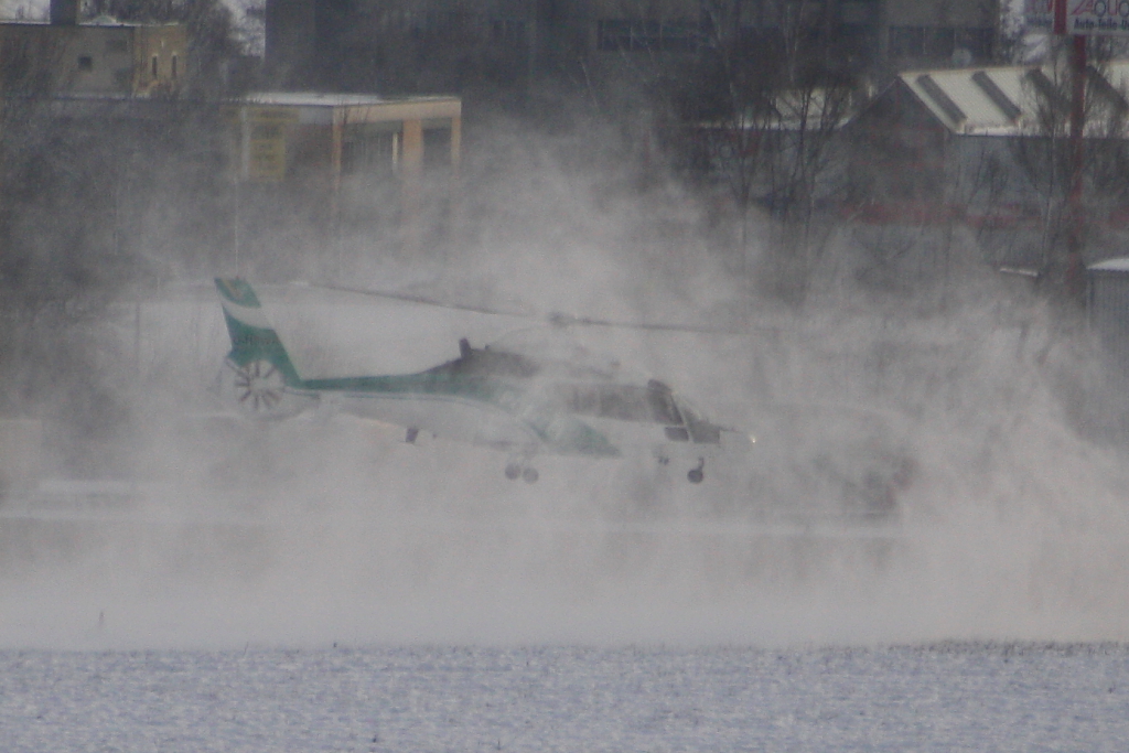 Ein Polizei-Eurocopter EC-145 landet im Schnee in Stuttgart (28.11.10)