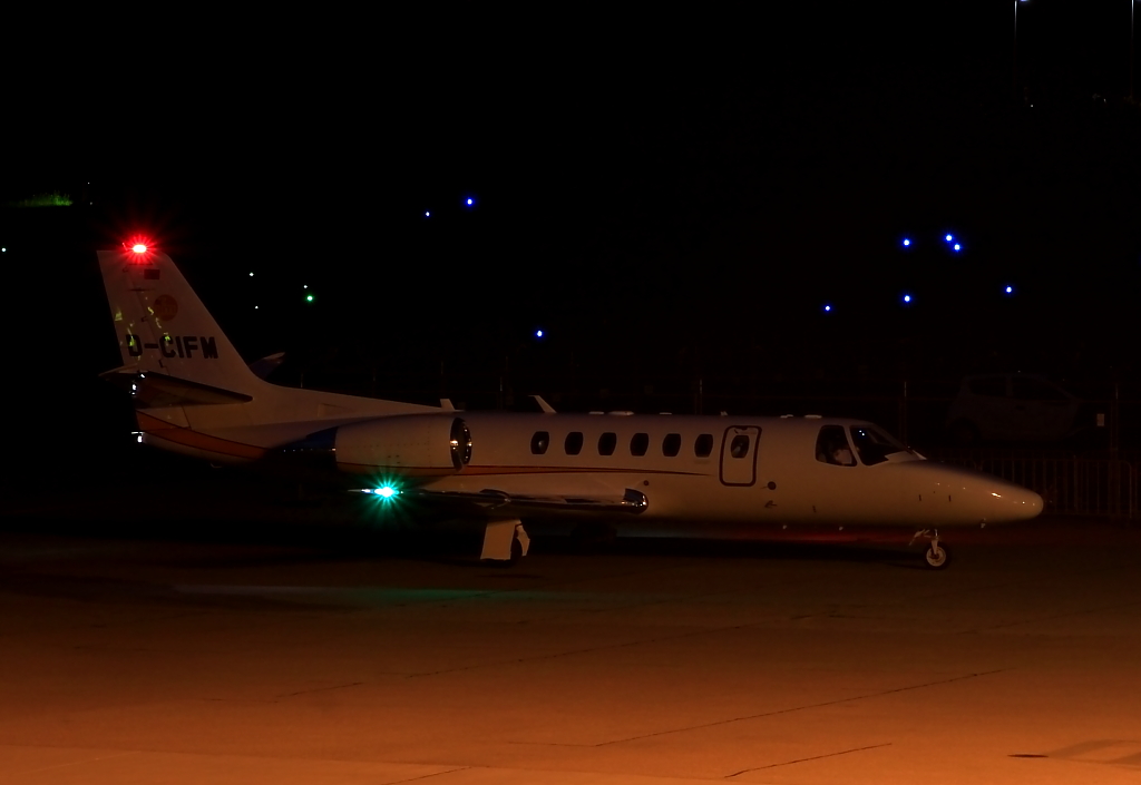 Ein Privat-Jet am Flughafen Friedrichshafen, aufgenommen am 16.10.2012