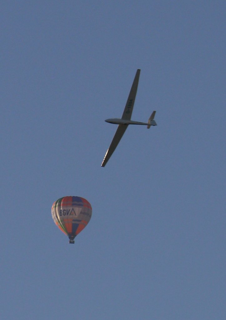 Ein Segelflugzeug und ein Heiluftballon am Abendhimmel ber Karlsruhe (11.09.10)