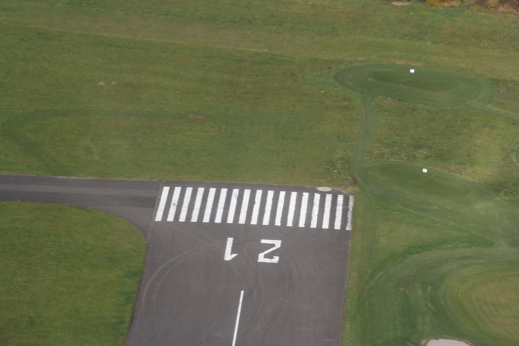 Ein Teil der 950m langen Runway 03/21 des ehemaligen Gro-Flughafens Karlsruhe-Forchheim, der im Jahr 2000 geschlossen wurde (05.11.10)