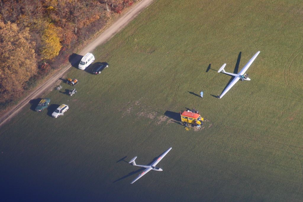 Ein Teil des Flugplatzes in Karlsruhe-Forchheim von oben (05.11.10)