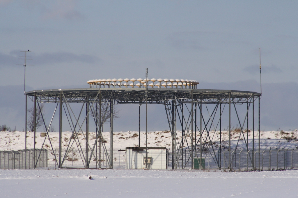 Ein berwachungsgert der Deutschen Flugsicherung am Stuttgarter Flughafen am 18.12.10. Was das genau fr ein Gert ist und fr was es gebraucht wird, wei ich nicht. Wei das jemand von euch?