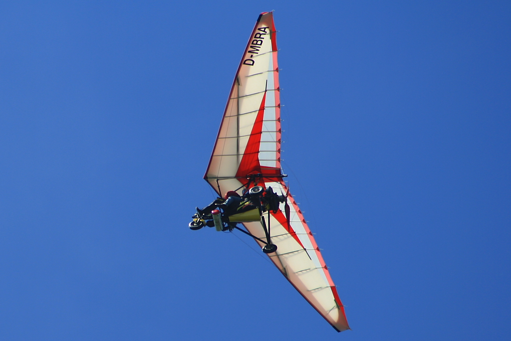 Ein Ultraleicht-Trike fliegt dicht ber den 1.064m hohen Berg Pfnder (am Bodensee bei Bregenz) (07.08.10)
