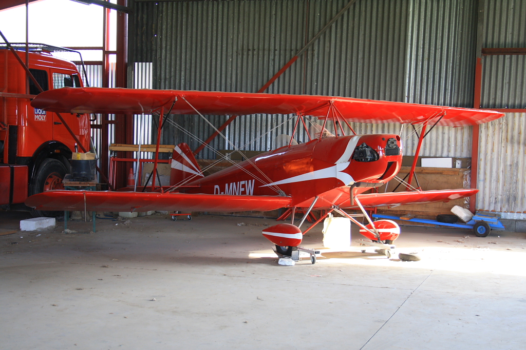 Ein unbekannter Flugzeugtyp im Hangar des Flugplatzes Karlsruhe-Forchheim (05.09.10)