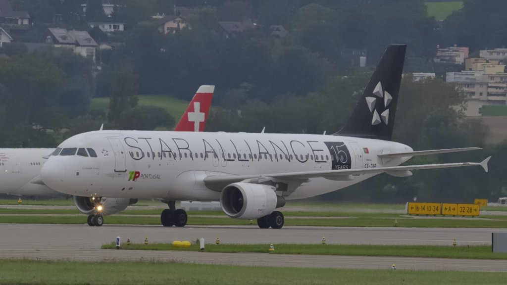 Eine A 320 der TAP auf dem Taxiway zum Dock am Airport Zrich ZRH am 18.09.2012