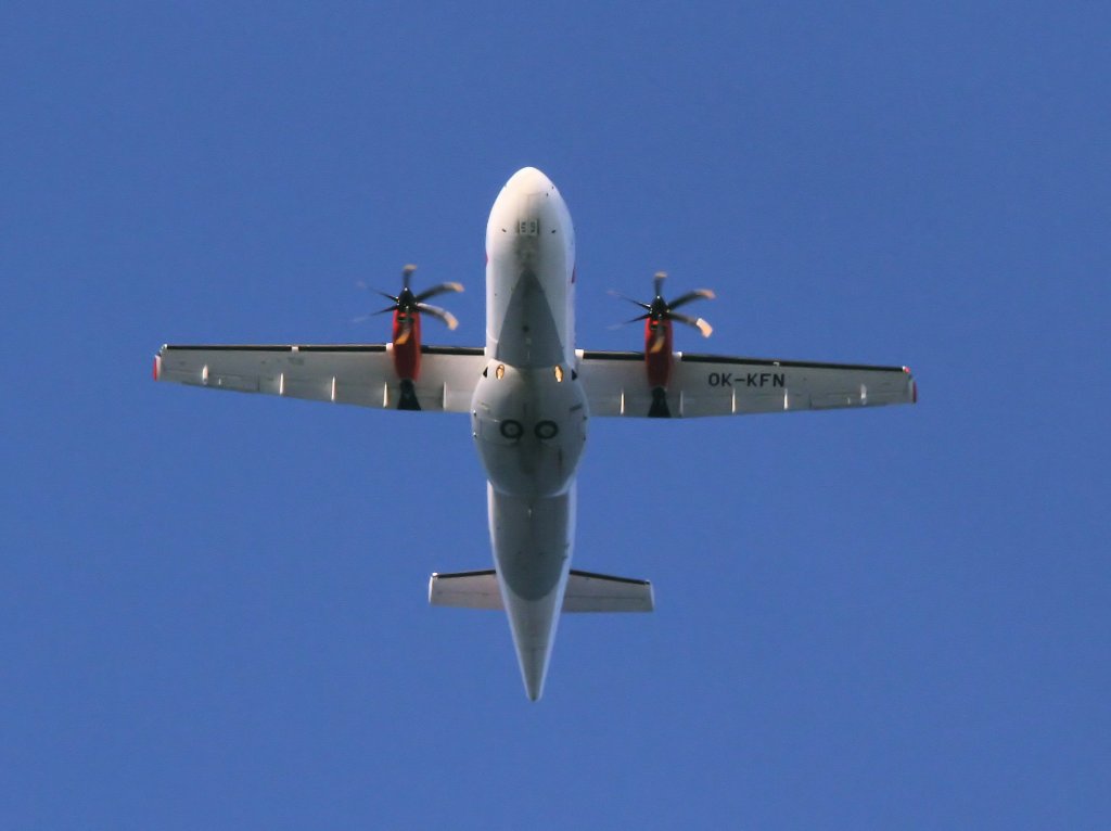 Eine  Aerospatiale ATR-42-500 flog Richtung Westen ber Murrhardt am 23.9.2011.