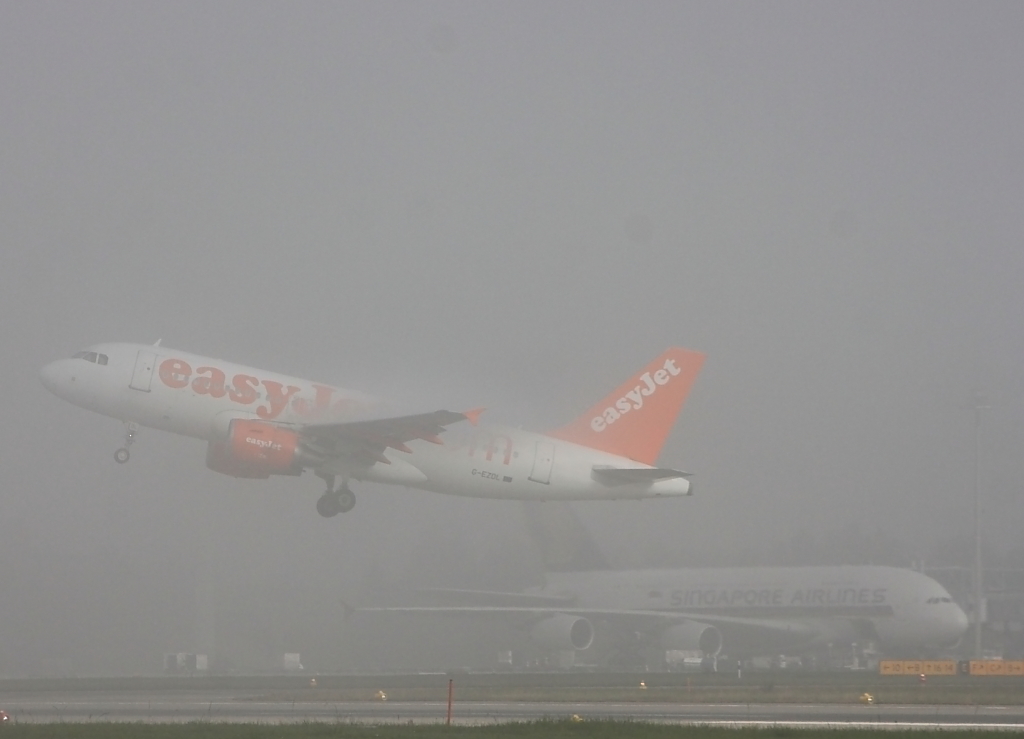 Eine Airbus von easyjet beim take off in Zrich, aufgenommen am 20.10.2012. Im Hintergrund ist der A380 (von Singapore Airlines) zu sehen....