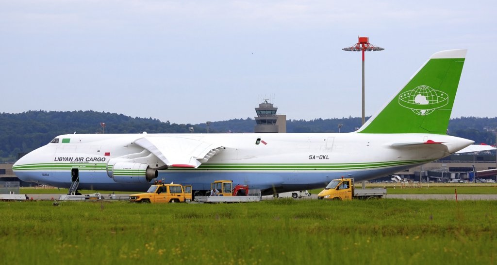 Eine Antonov An-124 am 23.07.2007 auf dem Flughafen Zrich