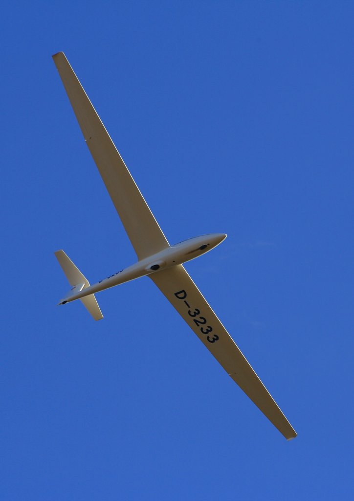 Eine ASK-21 des LSV Geratshof bei der Landung auf dem Flugplatz Karlsruhe-Forchheim (05.11.10)