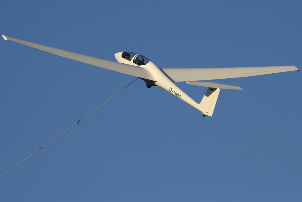 Eine ASK-21 des Luftsportverein Albgau e. V. (Kennung D-1804) beim Start vom Flugplatz Karlsruhe-Forchheim am 11. September 2010