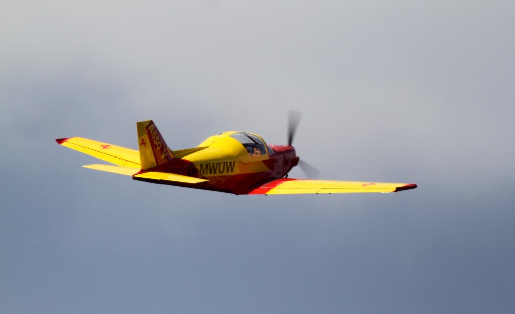 Eine ASSO V flog direkt und tief ber den Modellflugplatz Murrhardt-Kchersberg-28.8.2011.
