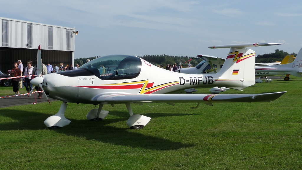Eine Atec 321 Faeta D-MFJB auf dem Flugplatz Niershorst am 11.9.2010.