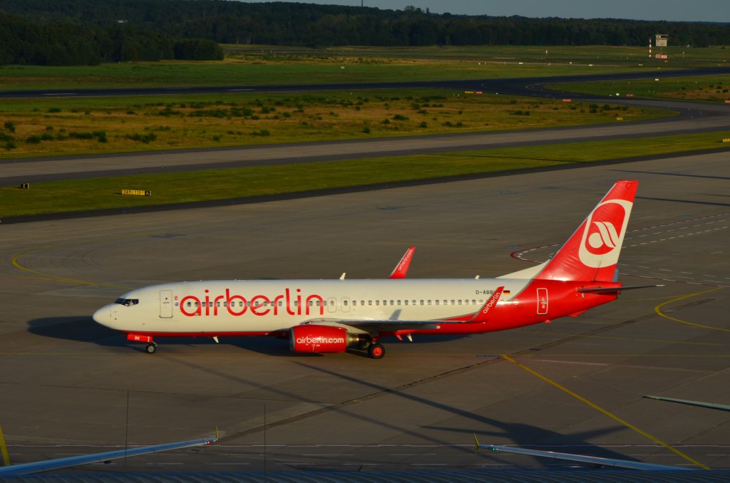 Eine B 737 der Air Berlin rollt im spten Abendlicht zum Terminal 2. (Aufnahme 27.08.2012).