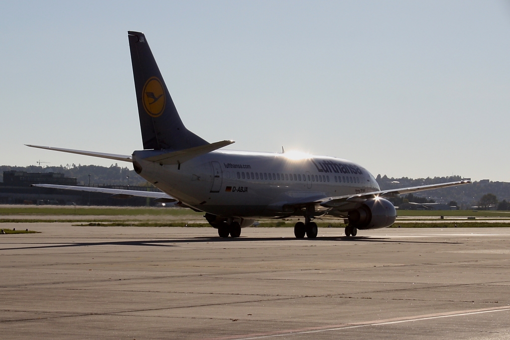 Eine Boeing 737-530 der Lufthansa (D-ABJA) rollt in Stuttgart am frhen Abend nach der Landung zum Terminal (10.10.10)