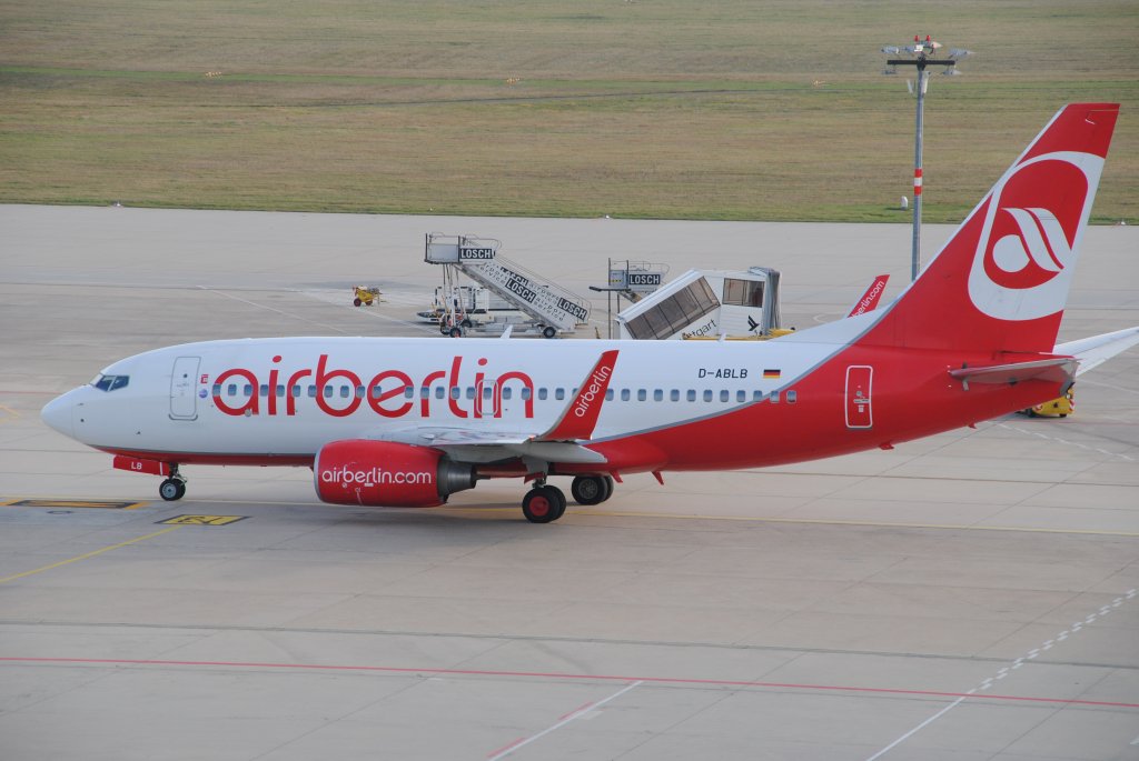 Eine Boeing 737-700 der Airline AirBerlin auf dem Rollfeld am Flughafen
Stuttgart (STR) 
Aufgenommen am 17.11.12
