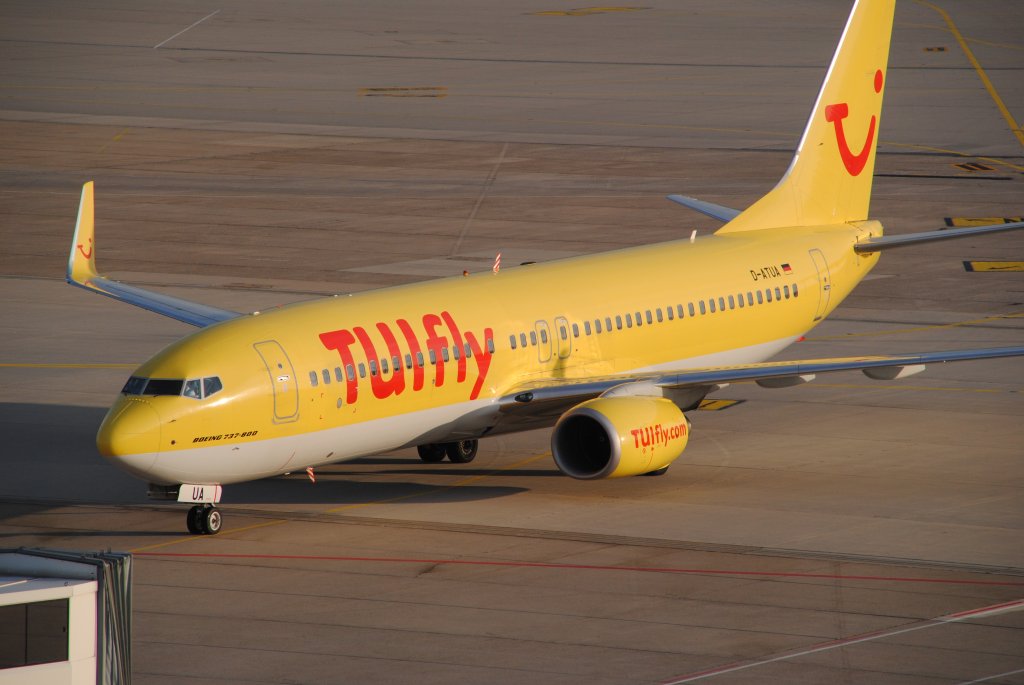 Eine Boeing 737-800 der Airline TuiFly auf dem Vorplatz des Stuttgarter Flughafens( STR)

Aufgenommen am 17.11.2012