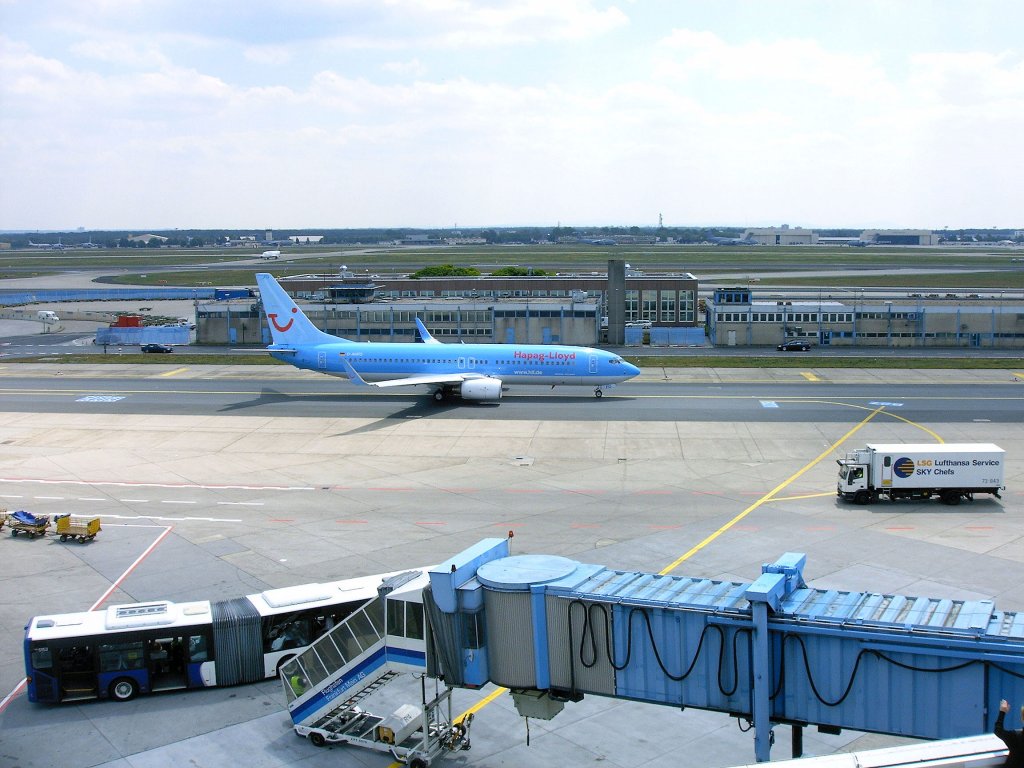 Eine Boeing 737-800 der Hapag-Lloyd rollt in Frankfurt am Main am 27. Mai 2004 zur Startbahn