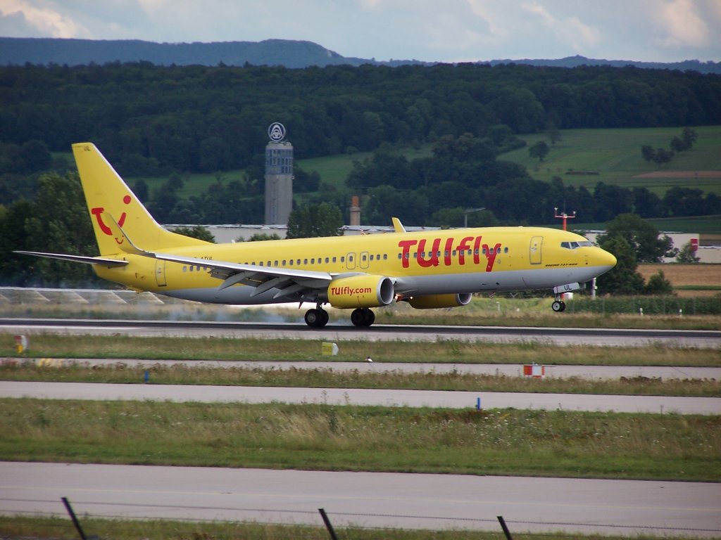 Eine Boeing 737-800 im Landeanflug am Flughafen 
Stuttgart (STR)
Aufgenommen 07.August 2012