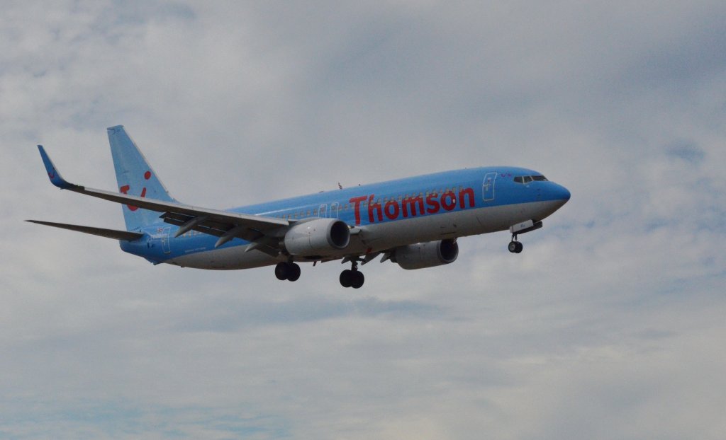Eine Boeing 737-8K5 von Tui -Thomson Airways
beim Landeanflug auf Lanzarote am 20.12.2012 beobachtet.
