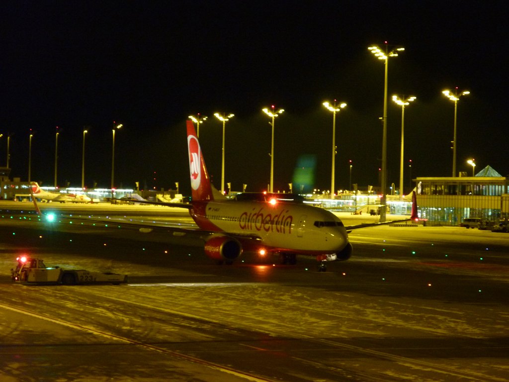 Eine Boeing 737, der Air Berlin, mit Registration D-ABLB, am Flughafen Mnchen bei Nacht.