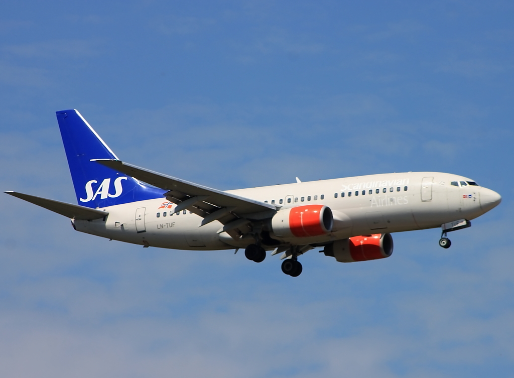 eine Boeing 737 von SAS im Anflug auf Frankfurt (Main), aufgenommen am 15.08.2012