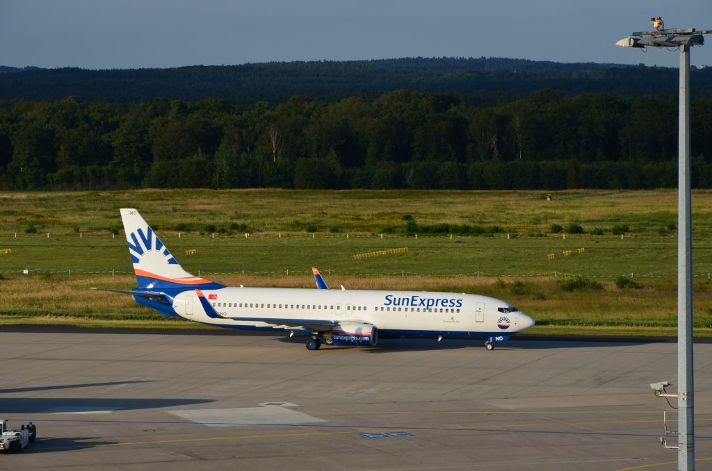 Eine Boeing 737 von Sunexpress rollt vom Terminal 2 zur Starbahn des Flughafens Kln/Bonn. (Aufnahme 27.08.2012).