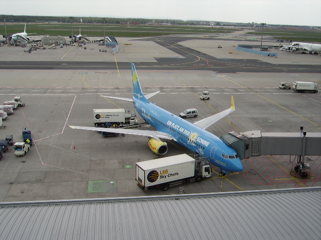 Eine Boeing 737 der TUI mit ARD Werbung am 16.04.11