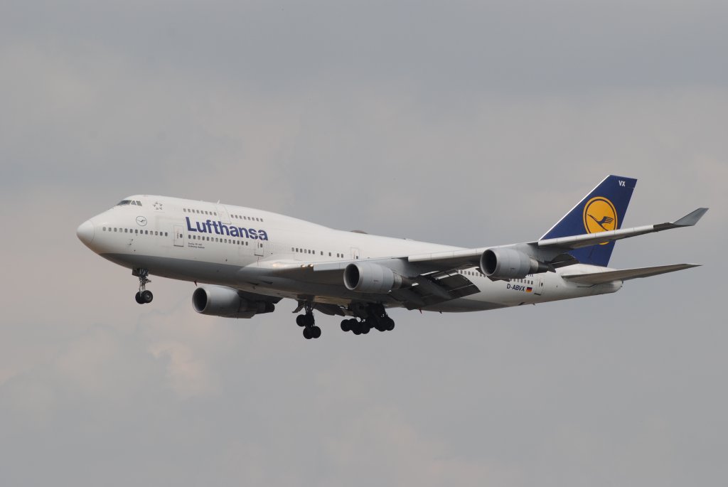 Eine Boeing 747-400 der Airline Lufthansa mit der Kennung D-ABVX im Anflug auf den Flughafen Frankfurt am Main(EDDF).
Aufgenommen am 25.07.2013