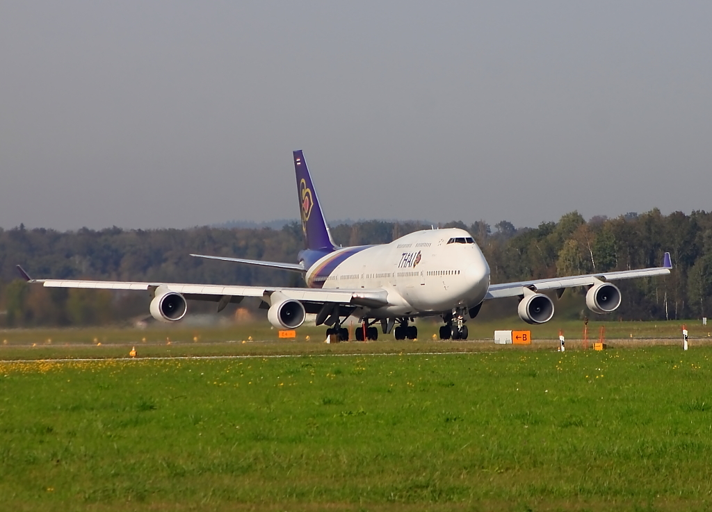 Eine Boeing 747-400 von Thai Airways beim Take off in Zrich, aufgenommen am 20.10.2012