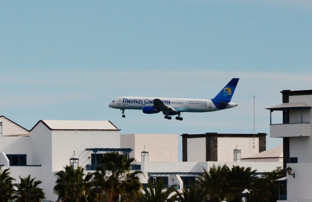 Eine Boeing 757-300 Thomas Cook beim Landeanflug auf Lanzarote am 20.12.2012 beobachtet.