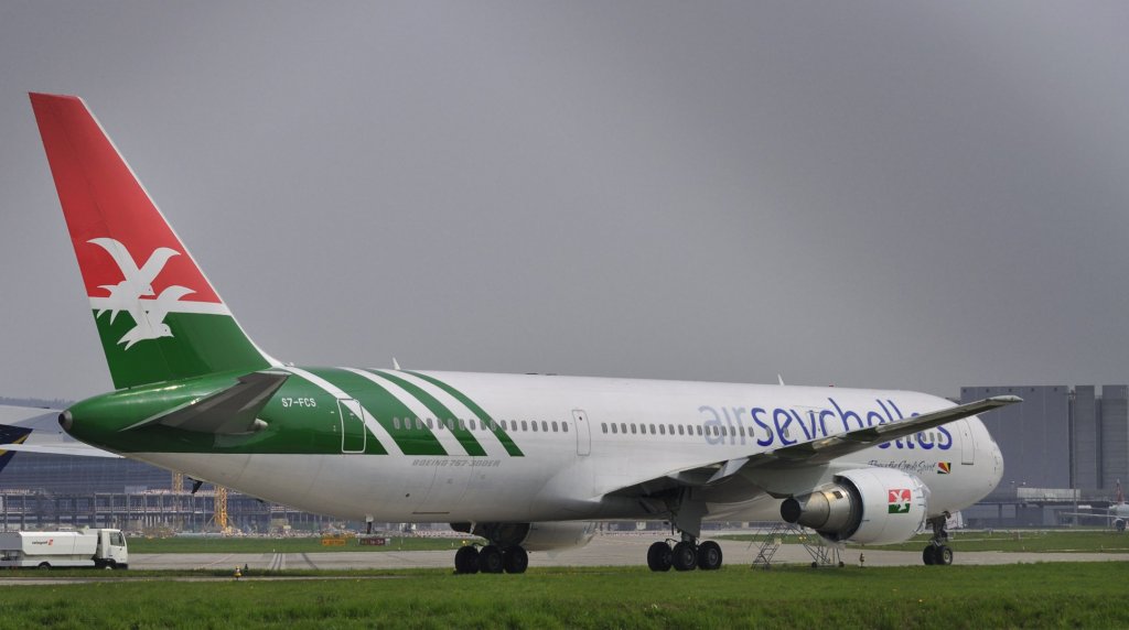 Eine Boeing 767-300ER bei der SR Technics am Flughafen Zrich ZRH am 18.04.2010