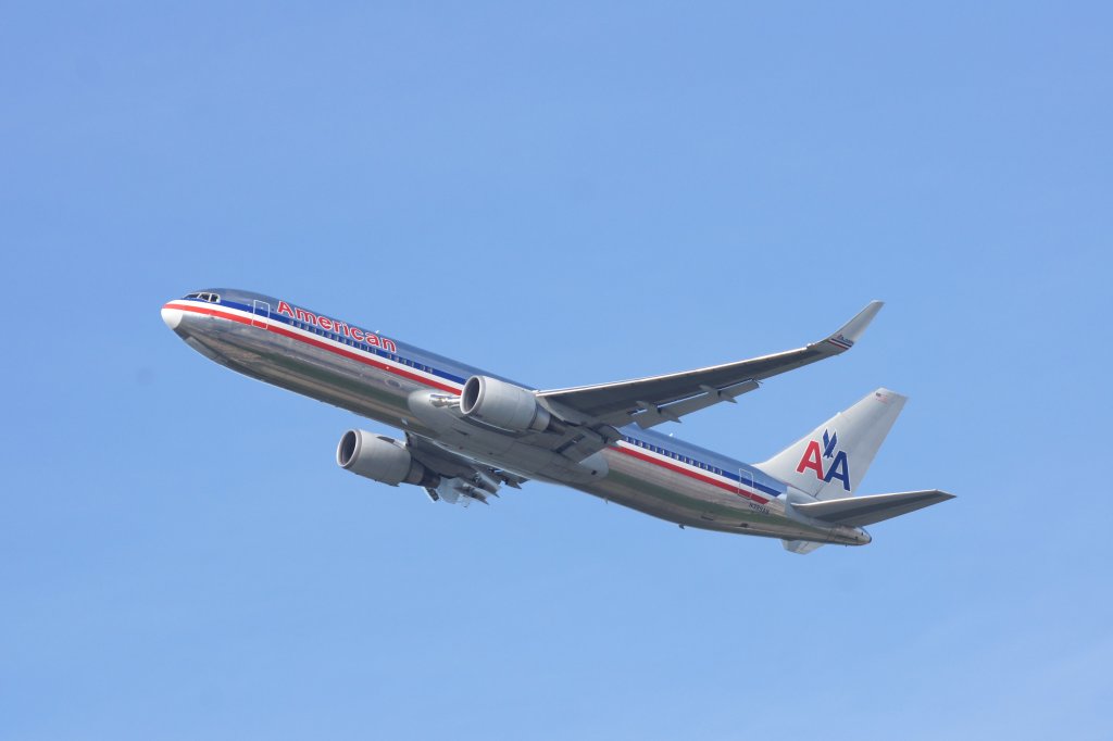 Eine Boeing 767-323ER von American Airlines mit der Kennung N399AN aufgenommen am 03.10.2010 auf dem Flughafen Zrich